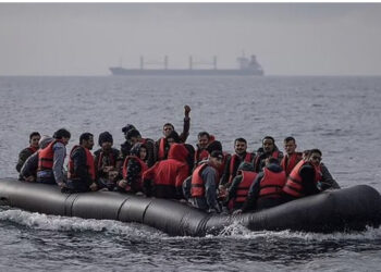 Me gomone drejt Anglisë, ambasada britanike thirrje shqiptarëve: Mund të humbni jetën, mos rrezikoni!