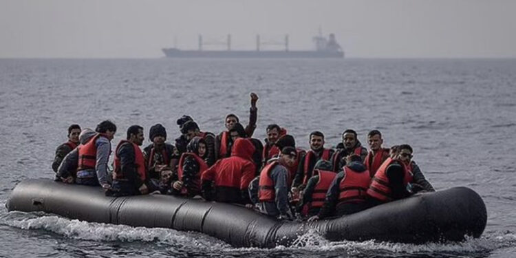 Me gomone drejt Anglisë, ambasada britanike thirrje shqiptarëve: Mund të humbni jetën, mos rrezikoni!