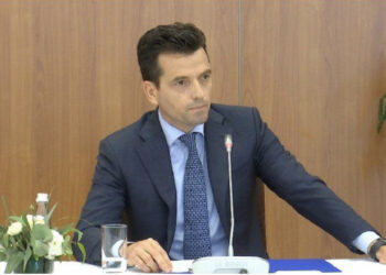 Deputeti i Partisë Demokratike, Agron Shehaj, ka dorëzuar sot në Kuvendin e Shqipërisë, në emër të Partisë Demokratike, projektligjin i cili ndalon automatikisht të gjitha kompanitë offshore me pronarë sekret, të përfitojnë kontrata publike në Shqipëri.  Në draftin e hartuar së bashku me një grup deputetësh, thuhet se ky projektligj i jep fund njëherë e mirë gropës më të madhe të korrupsionit sot në Shqipëri, asaj të dhënies së tenderave, koncensioneve dhe aseteve publike tek kompani guacka me pronarë të fshehtë, pas të cilave fshihen pushtetarë dhe qeveritarë.  Shehaj thekson se ndalimi me ligj i kompanive offshore për të përfituar fonde publike, është një model që së fundmi ka nisur të zbatohet nga vendet që janë përpara në luftën ndaj korrupsionit.  Ai u bën thirrje kolegëve deputetë që të votojnë këtë nismë ligjore që t’i jepet fund njëherë e mirë aferave  korruptive në vend