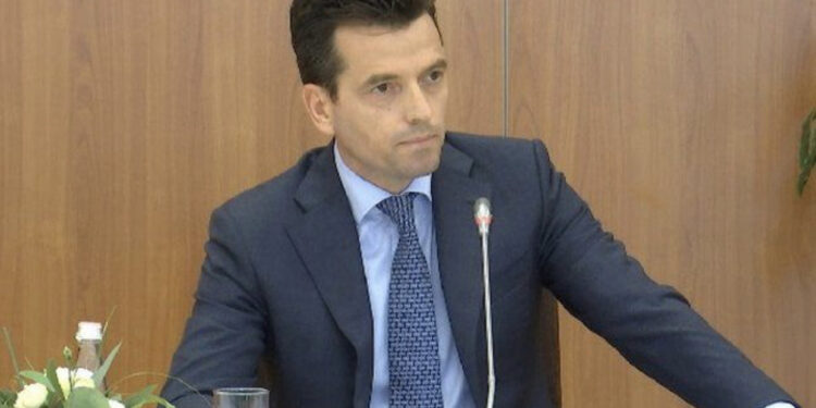 Deputeti i Partisë Demokratike, Agron Shehaj, ka dorëzuar sot në Kuvendin e Shqipërisë, në emër të Partisë Demokratike, projektligjin i cili ndalon automatikisht të gjitha kompanitë offshore me pronarë sekret, të përfitojnë kontrata publike në Shqipëri. Në draftin e hartuar së bashku me një grup deputetësh, thuhet se ky projektligj i jep fund njëherë e mirë gropës më të madhe të korrupsionit sot në Shqipëri, asaj të dhënies së tenderave, koncensioneve dhe aseteve publike tek kompani guacka me pronarë të fshehtë, pas të cilave fshihen pushtetarë dhe qeveritarë. Shehaj thekson se ndalimi me ligj i kompanive offshore për të përfituar fonde publike, është një model që së fundmi ka nisur të zbatohet nga vendet që janë përpara në luftën ndaj korrupsionit. Ai u bën thirrje kolegëve deputetë që të votojnë këtë nismë ligjore që t’i jepet fund njëherë e mirë aferave korruptive në vend