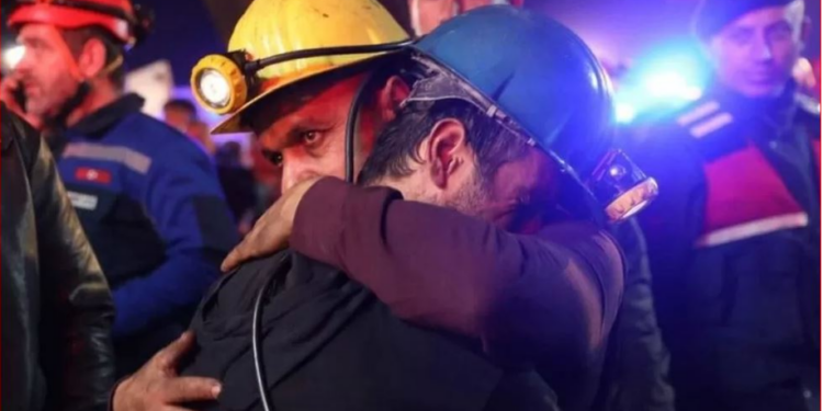 VIDEO/ Tragjedia në Turqi, vijon rritet numri i viktimave, qindra minatorë ende të bllokuar