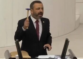 Protestë me çekiç në parlamentin turk, ligjvënësi del kundër…