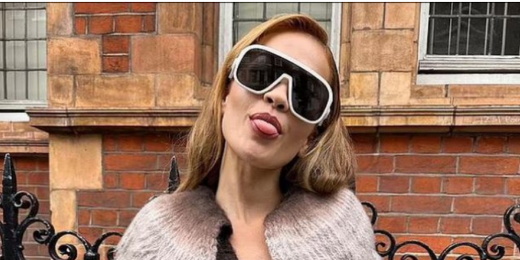 FOTO/ Rita Ora provokuese rrugëve të Londrës: Pyes veten ku po shkoj?