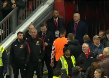 FOTO/ Nuk u aktiviuza ndeshjen e djeshme dhe u largua para përfundimit, CR7 “tallet” nga fansat