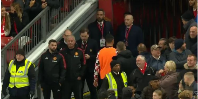 FOTO/ Nuk u aktiviuza ndeshjen e djeshme dhe u largua para përfundimit, CR7 “tallet” nga fansat