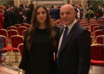 FOTO/ Blendi Fevziu uron të bijën për ditëlindje me foton në Vatikan