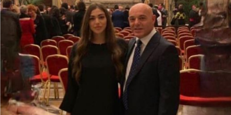 FOTO/ Blendi Fevziu uron të bijën për ditëlindje me foton në Vatikan