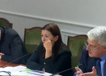 “Ik ore, vjen këtu e na diskuton si adoleshent”, plas në Komisionin e Ligjeve. Protagonistë të “sherrit” Majko me Alibeajn