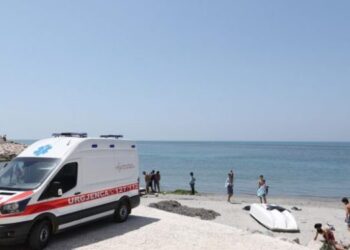 Hyri në ujë për t’u larë, vdes 60-vjeçarja në plazhin e Durrësit