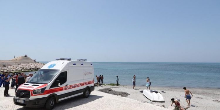 Hyri në ujë për t’u larë, vdes 60-vjeçarja në plazhin e Durrësit