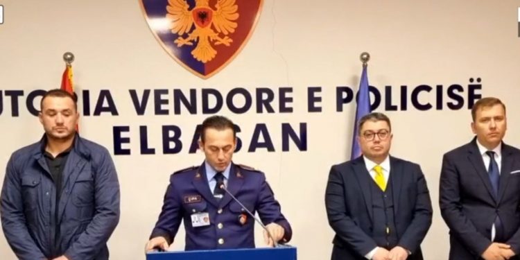 EMRI/ Kë do ekzekutonte? Eksplozivë “C4”, mina, silenciatorë e kallashnikovë në banesë! Policia arreston 37 vjeçarin në Elbasan