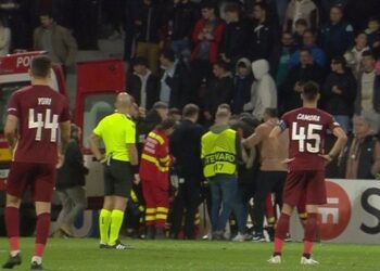 Tmerr në ndeshjen e Conference League/ Tifozi bie në tokë pa ndjenja, ndërhyn ambulanca