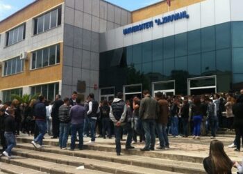 “Si asnjëherë tjetër universiteti është bosh”, mbyllen disa degë studimi në Elbasan, në Gjirokastër numër minimal studentësh