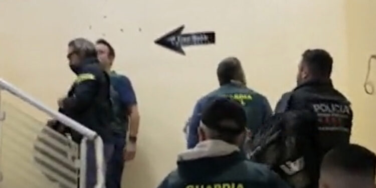 Policia spanjolle Guardia Civil “zbarkon” në Elbasan, goditet një call-center, një person arratiset