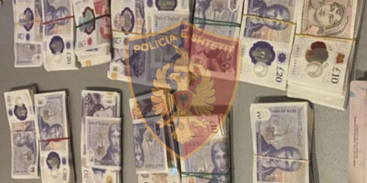 Bllokohet valixhja me paund në Rinas