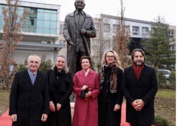 Dita e Pavarësisë/ Meta vizitë në Prishtinë, takim me figura të shquara të Kosovës: Flamuri ynë e ka lavdinë te veprat vetëmohuese