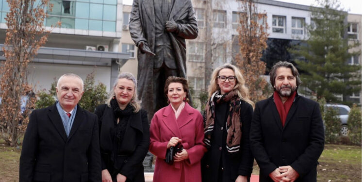 Dita e Pavarësisë/ Meta vizitë në Prishtinë, takim me figura të shquara të Kosovës: Flamuri ynë e ka lavdinë te veprat vetëmohuese