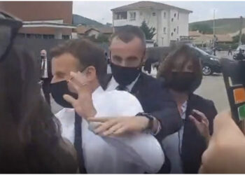 VIDEO/ Emmanuel Macron e pëson sërish, një grua e godet me shuplakë para të gjithëve, garda e shtrin menjëherë në