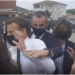 VIDEO/ Emmanuel Macron e pëson sërish, një grua e godet me shuplakë para të gjithëve, garda e shtrin menjëherë në