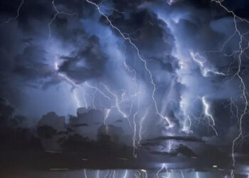 Po vjen stuhia me rrufe! Qytetet që do të godasë në Shqipëri (HARTA-LIVE)