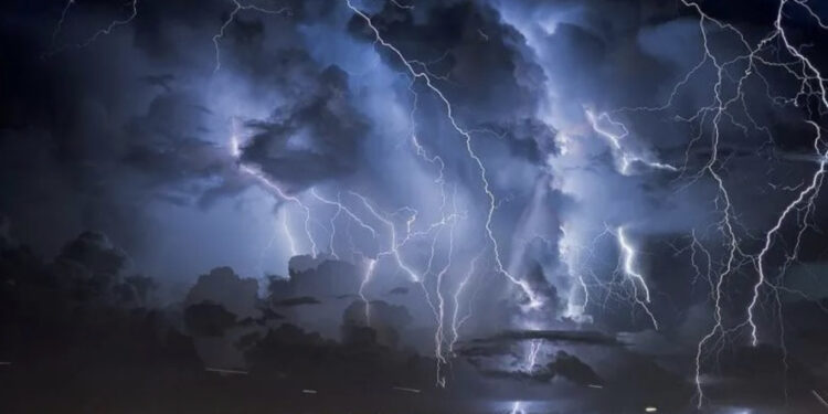 Po vjen stuhia me rrufe! Qytetet që do të godasë në Shqipëri (HARTA-LIVE)