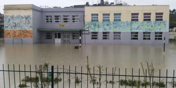Moti i keq në Shqipëri, pezullohet mësimi në disa shkolla