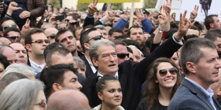 48 orë larg 12 Nëntorit, Berisha bën PARALAJMËRIMIN: Do dridhen themelet, i madh dhe i vogël mezi po presin të mbushin sheshet dhe rrugët e Tiranës