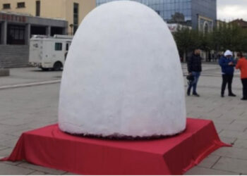 Festat e 28-29 Nëntorit, një plis i madh vendoset në shesh të Prishtinës