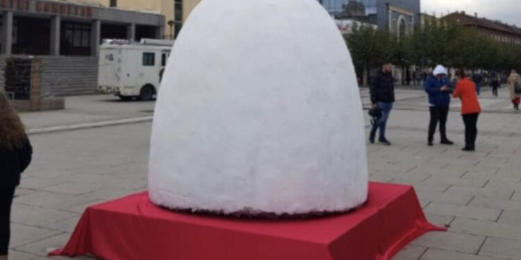 Festat e 28-29 Nëntorit, një plis i madh vendoset në shesh të Prishtinës