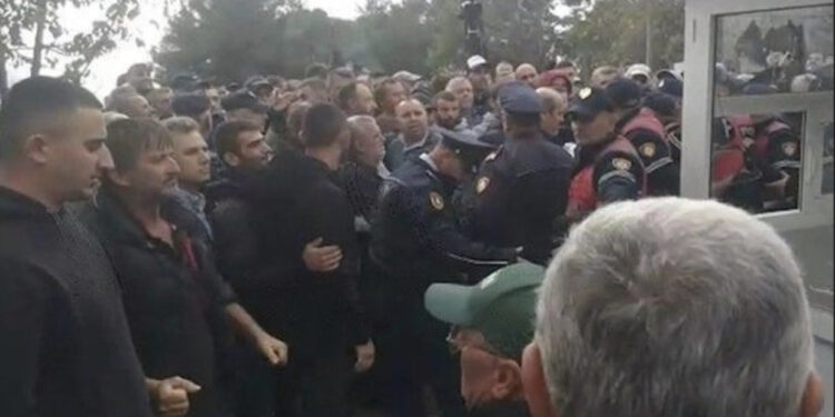 “Mos më prek”! Përplasje në Divjakë, protestuesit thyejnë xhamat e kabinës së parkut