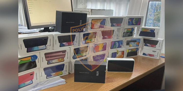 Kontrabandoi 26 celularë, policia kap pronarin e biznesit