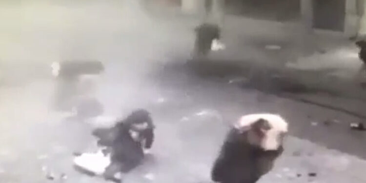 PAMJE TË RËNDA/ Momenti i shpërthimit të fuqishëm në Stamboll, njerëz shihen të gjakosur në rrugë