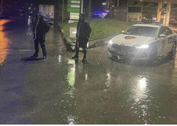 Shqipëria nën “pushtetin” e shiut, Policia e Shtetit bën njoftimin e rëndësishëm, ja si paraqitet situata në akset e vendit
