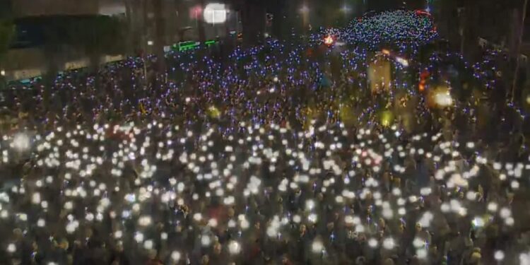 LIVE-Rama u fiku dritat? Protestuesit ndezin blicat, “zien” sheshi