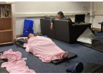 “Qendra e emigrantëve si kopsht zoologjik”, azilkërkuesi rrëfen “tmerrin” në Angli: Familja ime nuk e di a jam gjallë