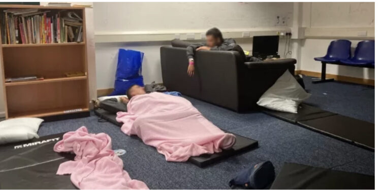 “Qendra e emigrantëve si kopsht zoologjik”, azilkërkuesi rrëfen “tmerrin” në Angli: Familja ime nuk e di a jam gjallë