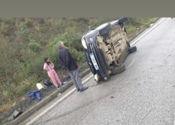 Aksident i frikshëm në Librazhd, përmbyset makina në mes të rrugës