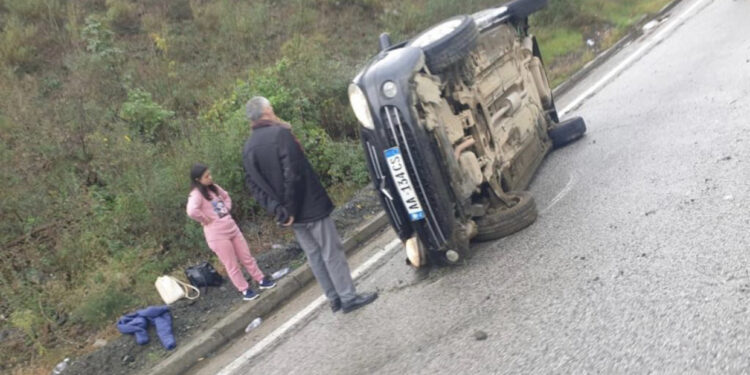 Aksident i frikshëm në Librazhd, përmbyset makina në mes të rrugës