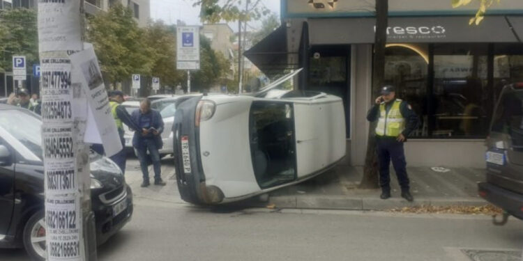 FOTO/ Aksident i rëndë te ‘Tirana e Re’, “Toyota” përplas “Renault-in”, kjo e fundit batohet!