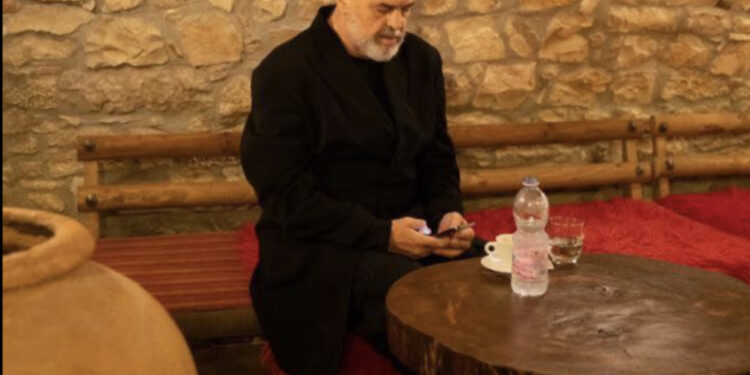 “Më nderuan me praninë e tyre”, Rama falenderon qytetarët: Berati i Rilindur s’ka asnjë krahasim me deri disa vjet më parë