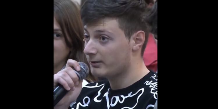 VIDEO/ “Të thëna hapur nga një nxënës kurajoz”, Meta publikon videon nga takimi i Ramës në Ersekë: Ja si i del boja investimeve të “Rilindjes”