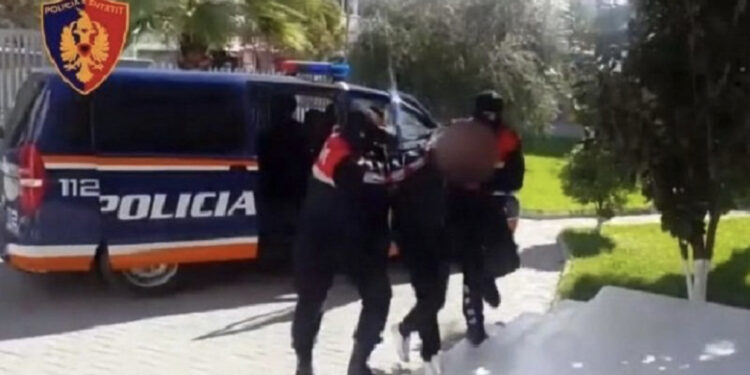 Hesapet e Anglisë lahen në Tiranë? Këta janë “trimat” që donin hakun e vjedhur