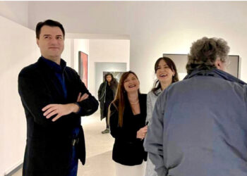 Kllouni Edi Ramës shfaqet përsëri si hije, këtë herë në një ekspozitë pikture