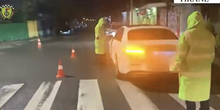 “Tentuan të korruptojnë efektivët”, Rrugorja e Tiranës arreston dhjetëra shoferë, pezullohen 173 leje drejtimi