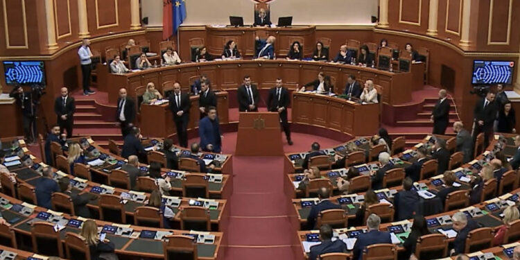 VIDEO/ Momenti i përplasjes në Kuvend / Garda rrethon foltoren, maxhoranca: Paloka dhe Leskaj përdorën fjalor banal