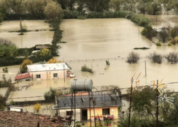 SITUATA/ Përmbyten 500 shtëpi në Shkodër, bllokohen rrugët, lëvizja me varka