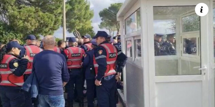 VIDEO/ Protesta kundër traut në Divjakë, qytetari: 10 vite në pushtet, Edi çfarë do më?