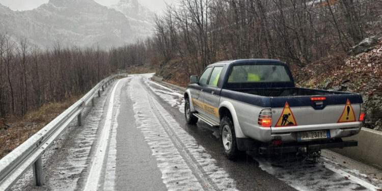 Bien rreshjet e para të dëborës, në Qafë Thore termometri shënon 4 °C