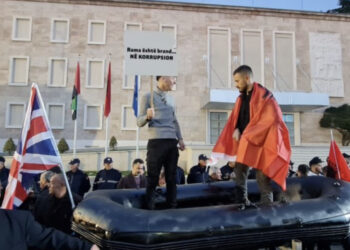 Shtypi britanik i bën jehonë, fjalimit të Berishës: Edi Rama na shndërroi në ‘popullin e gomoneve’!