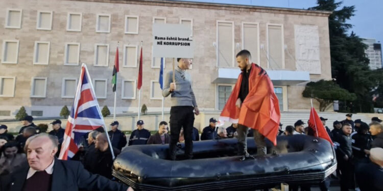 Shtypi britanik i bën jehonë, fjalimit të Berishës: Edi Rama na shndërroi në ‘popullin e gomoneve’!